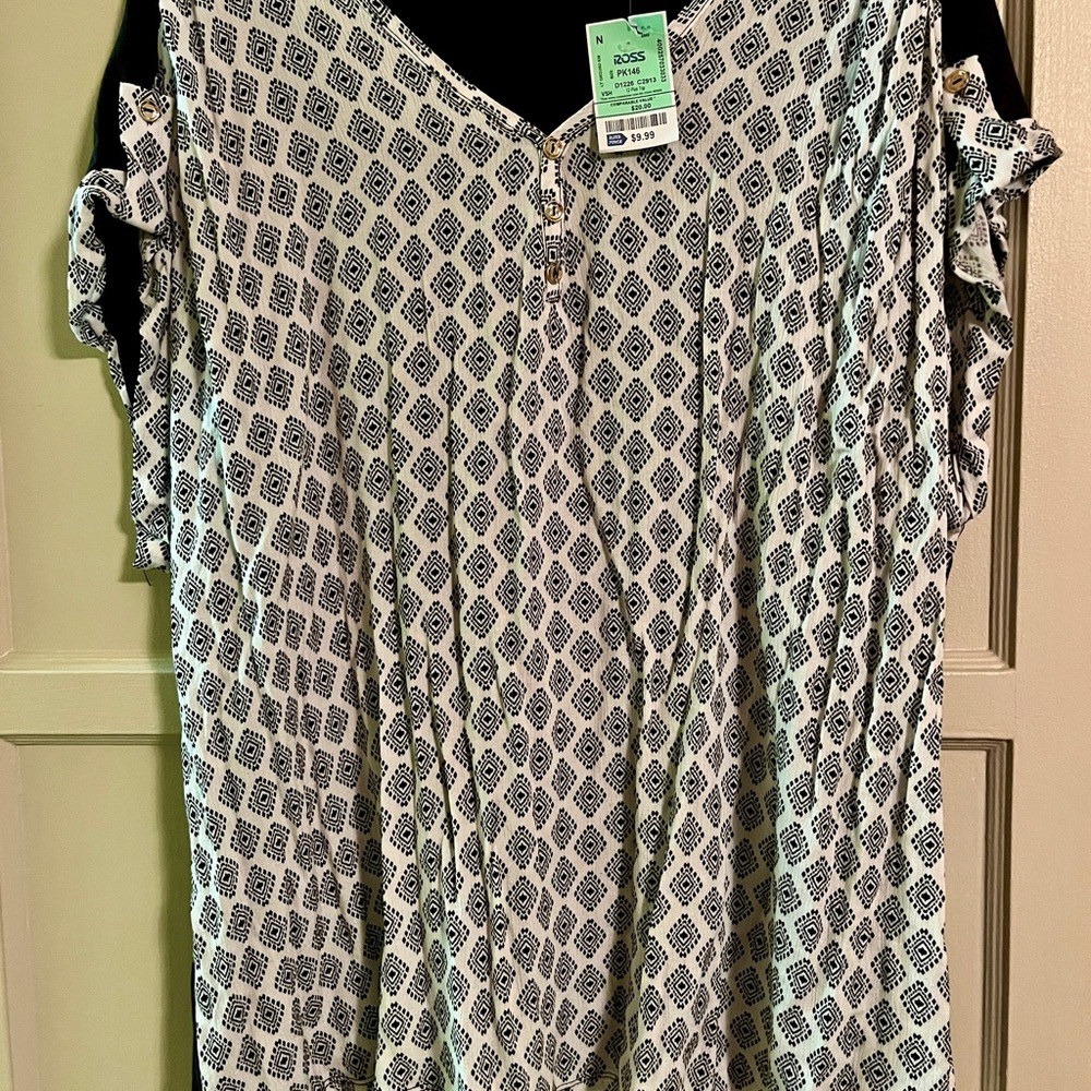 Women's Black and White Patterned Top